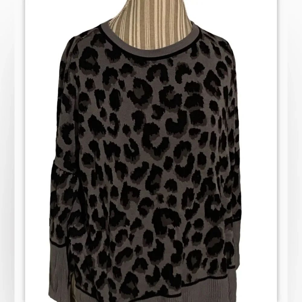 Wonder my size medium leopard black and grey sweater excellent condition